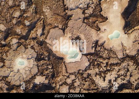 Stagno di sale nella terra asciutta. Foto a Qinghai, Cina. Foto Stock