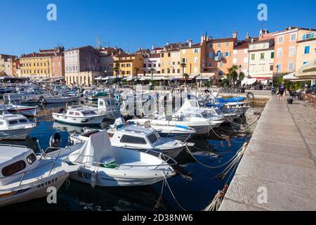 Il lungomare con le barche nella città di Rovigno, Istra, Croazia Foto Stock