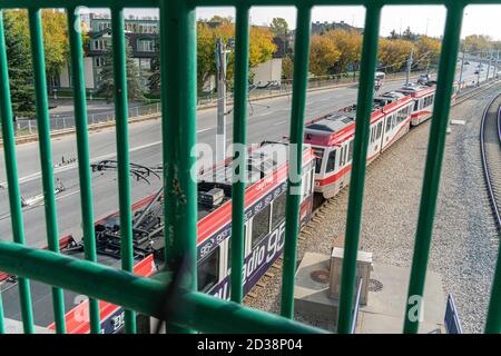 4 ottobre 2020 - Calgary Alberta Canada - transito Calgary Treno LRT in stazione Foto Stock