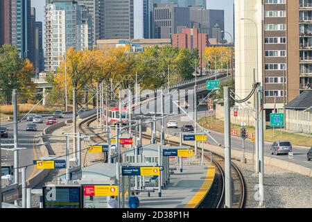 4 ottobre 2020 - Calgary Alberta Canada - transito Calgary Treno LRT in stazione Foto Stock