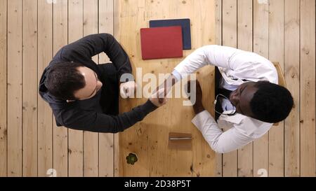Il medico e il paziente si stringono la mano. Foto Stock