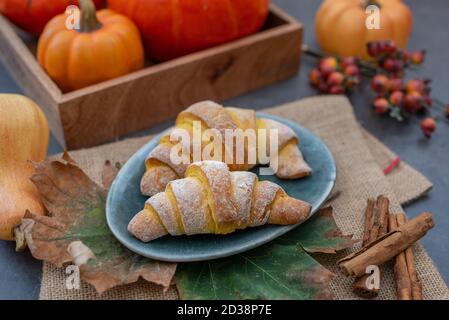 Dolci rotoli di zucca fatti in casa su un tavolo Foto Stock