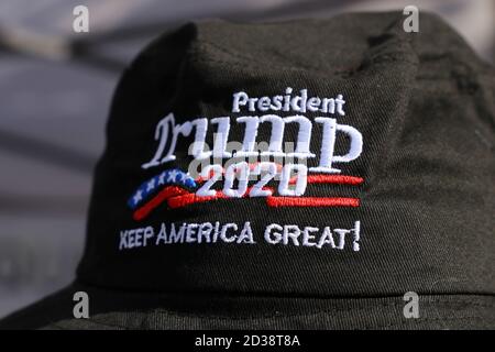 Convinto sostenitore di Trump in Germania indossa un tetto con Slogan della campagna "Trump 2020 - Keep America Great" Foto Stock