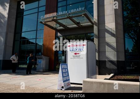 Washington, Stati Uniti. 07 ottobre 2020. La drop box di fronte alla biblioteca di Cleveland Park. Credit: SOPA Images Limited/Alamy Live News Foto Stock