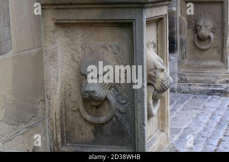 Parte inferiore della colonna con i leoni Foto Stock