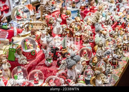 Souvenir tradizionali Snow Globe e giocattoli di Babbo Natale bambole a livello europeo inverno Mercatino di Natale Souvenir. Foto Stock