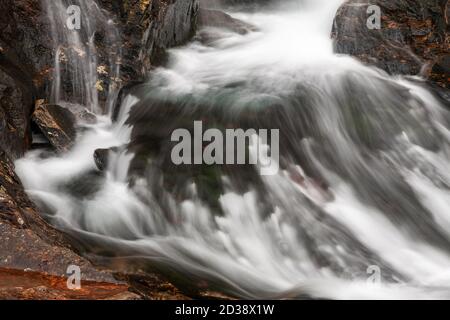 Cascata lungo il percorso Watkin, Snowdon, Snowdonia, Galles del Nord Foto Stock
