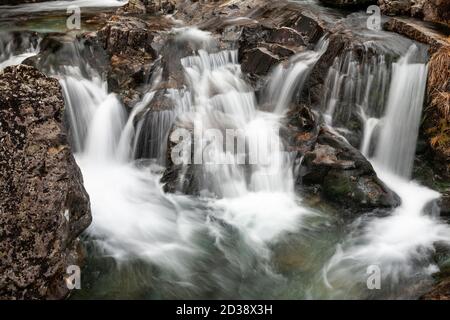 Cascata lungo il percorso Watkin, Snowdon, Snowdonia, Galles del Nord Foto Stock