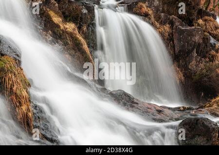 Cascata lungo il percorso Watkin, Snowdon, Snowdonia, Galles del Nord Foto Stock