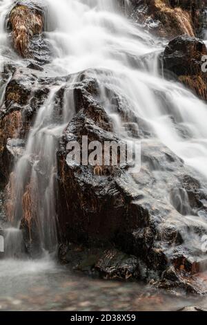 Cascata lungo il percorso Watkin, Snowdon, Snowdonia, Galles del Nord Foto Stock