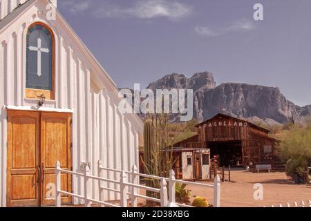 La Elvis Presley Memorial Chapel e replica edifici Wild West Vicino al Lost Dutchman state Park nelle Superstition Mountains Foto Stock