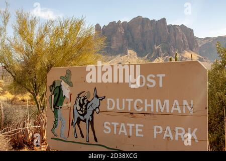 Apache Junction, AZ / USA - 7 ottobre 2020: Cartello d'ingresso al Lost Dutchman state Park di Apache Junction, Arizona, USA Foto Stock