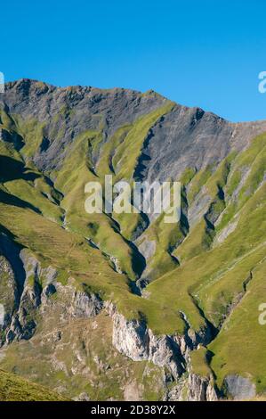 Formazione rocciosa dai cinque laghi di Forclaz, Beaufortain massiccio, Savoia (73), Auvergne-Rhone-Alpes, Francia Foto Stock