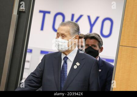 Tokyo, Giappone. 8 Ott 2020. Tokyo Comitato Organizzatore dei Giochi Olimpici e Paralimpici (Tokyo 2020) il presidente Yoshiro Mori (fronte) entra nella sala riunioni di Chuo City, Tokyo, Giappone, 8 ottobre 2020. Credit: Du Xiaoyi/Xinhua/Alamy Live News Foto Stock