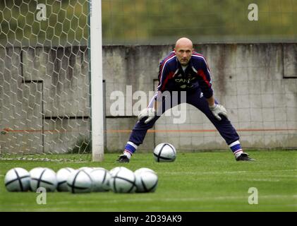 France's national soccer team player goalkeeper Barthez stretches during training at Clairefontaine near Paris.  France's national soccer team player goalkeeper Fabien Barthez stretches during training at Clairefontaine, near Paris, October 8, 2004.France will face Ireland October 9 in a World qualifier at Paris' Stade France. REUTERS/Charles Platiau