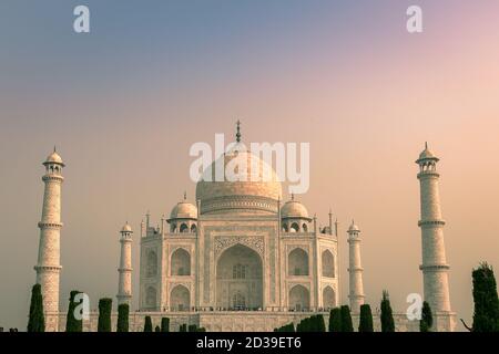 Primo piano Vista del famoso Taj Mahal, mausoleo in marmo bianco-avorio ad Agra, India. Foto Stock