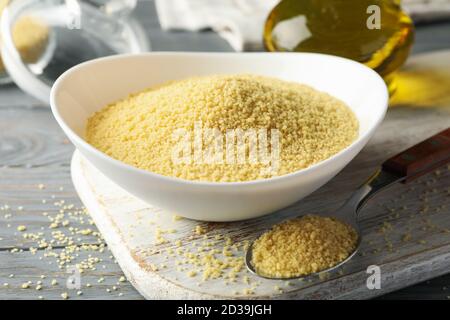 Concetto di colazione con couscous su tavolo di legno grigio Foto Stock
