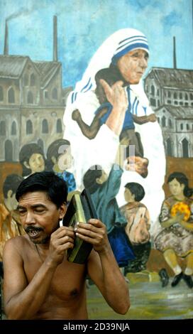 Un murale raffigurante il premio Nobel per la pace Ales Bialiatski