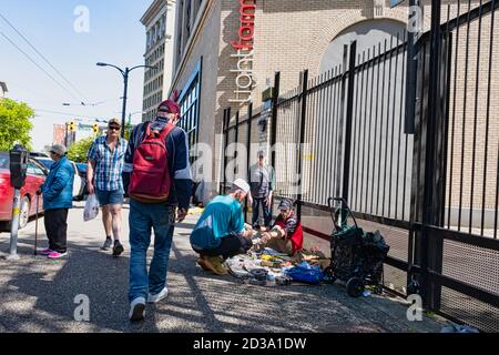 VANCOUVER - MAGGIO 05 2019: Chinatown, Vancouver Canada. I senzatetto a Chinatown, sulla strada, durante un mercato delle pulci, i senzatetto camminano sulla strada Foto Stock