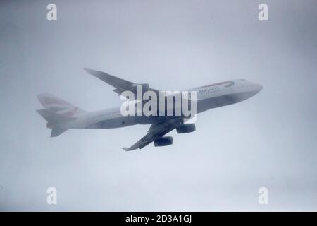 Aircraft G-CIVY, uno degli ultimi due British Airways Boeing 747-400, effettua un doppio decollo sincronizzato su piste parallele con l'aeromobile G-CIVB per le ultime 747 partenze di volo dall'aeroporto di Heathrow, Londra. Il ritiro della flotta è stato anticipato in seguito all'impatto che la pandemia di Covid-19 ha avuto sul settore aereo e aereo. Foto Stock