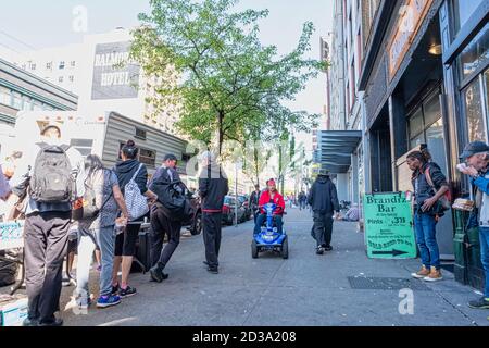 VANCOUVER - MAGGIO 05 2019: Chinatown, Vancouver Canada. I senzatetto a Chinatown, sulla strada, durante un mercato delle pulci, i senzatetto camminano sulla strada Foto Stock