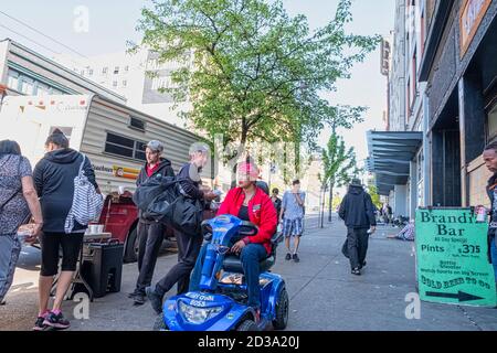 VANCOUVER - MAGGIO 05 2019: Chinatown, Vancouver Canada. I senzatetto a Chinatown, sulla strada, durante un mercato delle pulci, i senzatetto camminano sulla strada Foto Stock