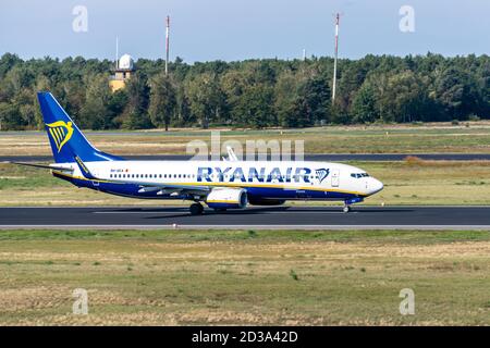 3 ottobre 2020, Berlino, all'aeroporto Berlin-Tegel "otto Lilienthal" è attualmente in funzione con diversi decolli e atterraggi nonostante Corona. Una compagnia aerea a basso costo Ryanair sul asfalto. Le operazioni di volo termineranno l'8 novembre 2020 e l'aeroporto dovrebbe chiudersi a maggio 2021. | utilizzo in tutto il mondo Foto Stock