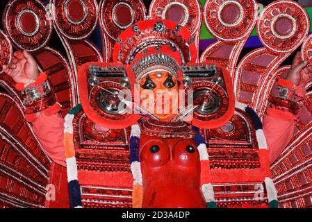 THRIPPUNITHURA, INDIA Onam uomini vestiti come theyam Theyam, Theyyattam festival di Onam. Gli artisti di body painted eseguono l'arte popolare indiana della danza della tigre Foto Stock