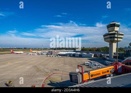 3 ottobre 2020, Berlino, all'aeroporto di Berlino-Tegel 'otto Lilienthal' è attualmente in funzione con diversi decolli e atterraggi nonostante Corona. Le operazioni di volo termineranno l'8 novembre 2020 e l'aeroporto dovrebbe chiudersi a maggio 2021. | utilizzo in tutto il mondo Foto Stock