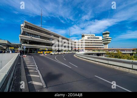 3 ottobre 2020, Berlino, all'aeroporto di Berlino-Tegel 'otto Lilienthal' è attualmente in funzione con diversi decolli e atterraggi nonostante Corona. Le operazioni di volo termineranno l'8 novembre 2020 e l'aeroporto dovrebbe chiudersi a maggio 2021. | utilizzo in tutto il mondo Foto Stock