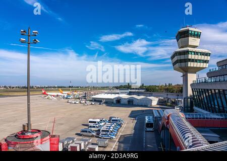 3 ottobre 2020, Berlino, all'aeroporto di Berlino-Tegel 'otto Lilienthal' è attualmente in funzione con diversi decolli e atterraggi nonostante Corona. Le operazioni di volo termineranno l'8 novembre 2020 e l'aeroporto dovrebbe chiudersi a maggio 2021. | utilizzo in tutto il mondo Foto Stock