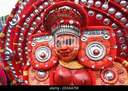 THRIPPUNITHURA, INDIA Onam uomini vestiti come theyam Theyam, Theyyattam festival di Onam. Gli artisti di body painted eseguono l'arte popolare indiana della danza della tigre Foto Stock