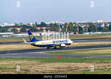 3 ottobre 2020, Berlino, all'aeroporto Berlin-Tegel "otto Lilienthal" è attualmente in funzione con diversi decolli e atterraggi nonostante Corona. Una compagnia aerea a basso costo Ryanair sul asfalto. Le operazioni di volo termineranno l'8 novembre 2020 e l'aeroporto dovrebbe chiudersi a maggio 2021. | utilizzo in tutto il mondo Foto Stock