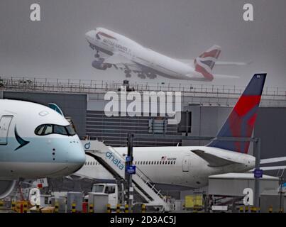 Aircraft G-CIVY, uno degli ultimi due British Airways Boeing 747-400, effettua un doppio decollo sincronizzato su piste parallele con l'aeromobile G-CIVB per le ultime 747 partenze di volo dall'aeroporto di Heathrow, Londra. Il ritiro della flotta è stato anticipato in seguito all'impatto che la pandemia di Covid-19 ha avuto sul settore aereo e aereo. Foto Stock