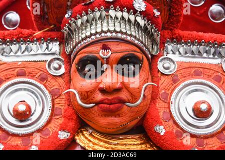 THRIPPUNITHURA, INDIA Onam uomini vestiti come theyam Theyam, Theyyattam festival di Onam. Gli artisti di body painted eseguono l'arte popolare indiana della danza della tigre Foto Stock