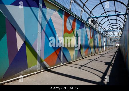 Westbourne Park Footbridge che attraversa la Great West Railway a Westbourne Green, Londra, Regno Unito Foto Stock