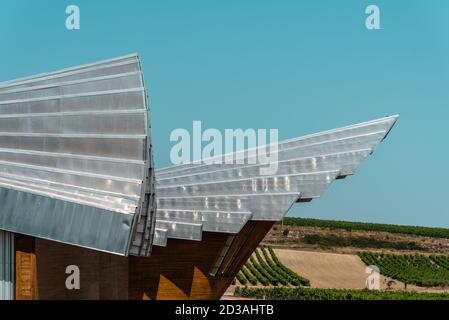 LaGuardia, Spagna - 6 agosto 2020: Cantina Ysios ad Alava, Paesi Baschi. L'edificio futuristico è stato progettato dal famoso architetto Santiago Calatrava Foto Stock