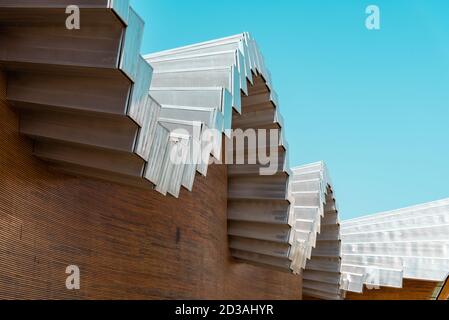 LaGuardia, Spagna - 6 agosto 2020: Cantina Ysios ad Alava, Paesi Baschi. L'edificio futuristico è stato progettato dal famoso architetto Santiago Calatrava Foto Stock