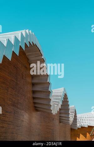 LaGuardia, Spagna - 6 agosto 2020: Cantina Ysios ad Alava, Paesi Baschi. L'edificio futuristico è stato progettato dal famoso architetto Santiago Calatrava Foto Stock