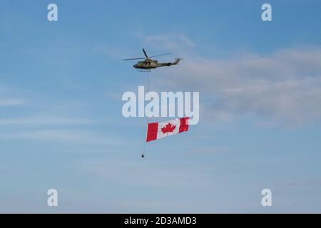 9 luglio 2019, Calgary Stampede, Calgary, Alberta, Canada. Elicottero Royal Canadian Air Force Griffon con bandiera canadese sulla tribuna. Foto Stock