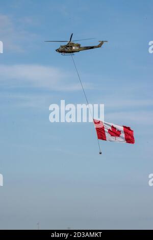 9 luglio 2019, Calgary Stampede, Calgary, Alberta, Canada. Elicottero Royal Canadian Air Force Griffon con bandiera canadese sulla tribuna. Foto Stock