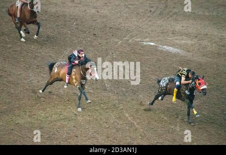 9 luglio 2019, Calgary Stampede, Calgary, Alberta, Canada. Relè tradizionali indigeni a cavallo bareback. Foto Stock