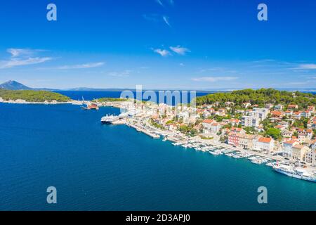 Vista aerea del lungomare della città di Lussino sull'isola di Lussino, costa adriatica in Croazia Foto Stock