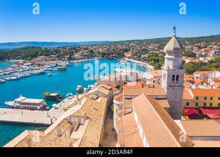 Vista aerea della città vecchia di Krk in Croazia, la torre della cattedrale e il porto turistico sullo sfondo Foto Stock