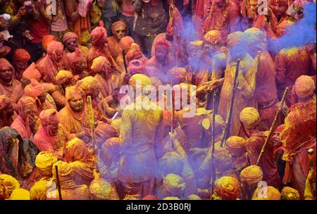 Holi è uno dei festival più osservati in India, che celebra la vita del venerato Signore Krishna utilizzando una tavolozza vivace e diversificata di c. Foto Stock