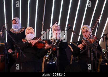 (201008) -- CAIRO, 8 ottobre 2020 (Xinhua) -- musicisti non vedenti suonano alla vigilia della Giornata Mondiale della Vista presso il Cairo Opera House a Cairo, Egitto, 7 ottobre 2020. La Giornata Mondiale della Vista, che si tiene ogni anno il secondo giovedì di ottobre, mira a focalizzare l'attenzione globale sui disturbi della vista e sulla cecità. (Xinhua/Ahmed Gomaa) Foto Stock