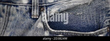 Tasca anteriore in jeans con chiocciatura di fili cuciti Foto Stock
