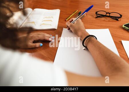 Studentessa che fa lezioni Foto Stock