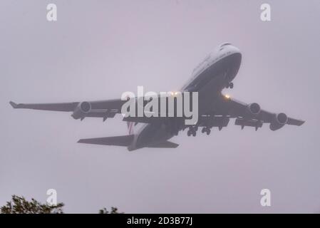 Aeroporto di Londra Heathrow, Londra, Regno Unito. 8 ottobre 2020. British Airways aveva un paio di Boeing 747 Jumbo Jets in pensione in deposito a Heathrow, arrestati dopo il pensionamento prematuro a causa dei danni causati dal COVID-19 all'industria dei viaggi. La registrazione G-CIVB (foto) è decollata prima in caso di maltempo ed è in uno speciale schema retrò per celebrare il centenario di BA nel 2019. Ha volato 59 milioni di miglia e sarà salvato come pezzo da museo all'aeroporto di Cotswold. Il G-CIVY ha seguito ed è in livrea BA standard, girando e facendo un "mancato avvicinamento" all'aeroporto prima che partisse per la probabile rottamazione Foto Stock