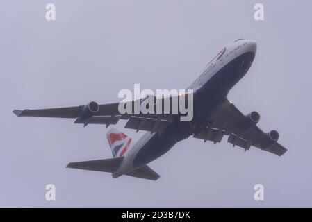 Aeroporto di Londra Heathrow, Londra, Regno Unito. 8 ottobre 2020. British Airways aveva un paio di Boeing 747 Jumbo Jets in pensione in deposito a Heathrow, arrestati dopo il pensionamento prematuro a causa dei danni causati dal COVID-19 all'industria dei viaggi. La registrazione G-CIVB è decollata prima in caso di maltempo ed è in uno speciale schema retrò per celebrare il centenario di BA nel 2019. Ha volato 59 milioni di miglia e sarà salvato come pezzo da museo all'aeroporto di Cotswold. Il G-CIVY ha seguito (foto) ed è in livrea BA standard, girando e facendo un "mancato avvicinamento" all'aeroporto prima che partisse probabilmente per rottami Foto Stock